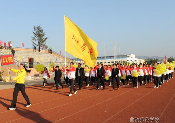 段德友在致辞中说,学校历来重视师生的体育锻炼,认真落实国家阳光体育运动的各项要求,积极倡导师生牢固树立每天锻炼一小时,健康工作五十年,幸福生活一辈子的健康理念,在努力提高教学质量的同时,重视体育教育,广泛开展群众性体育运动。近年来,我校师生在全国大运会、省运会、省民族运动会等比赛中,取得了一系列突出成绩,得到了省内外同行的充分肯定。