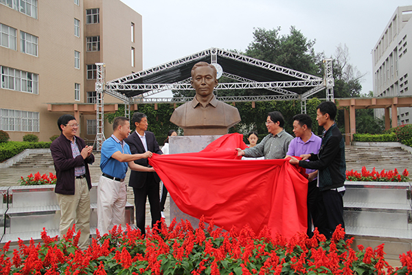 杰出校友桂涛声雕像在我校落成