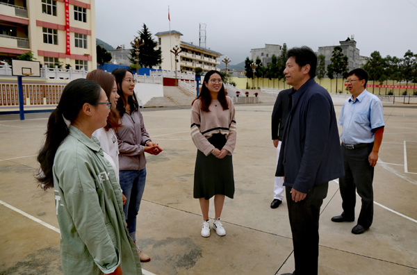 中心学校顶岗的9名学生合影留念与在金钟一中顶岗的4名学生合影留念