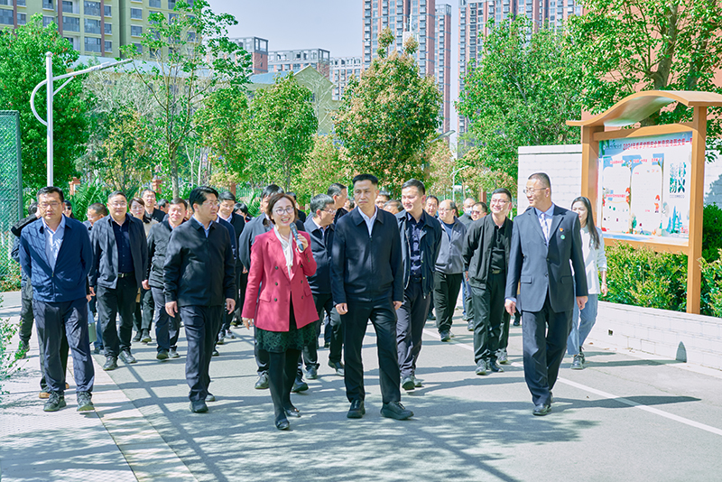 曲靖市义务教育优质均衡发展现场推进会走进曲师附小观摩