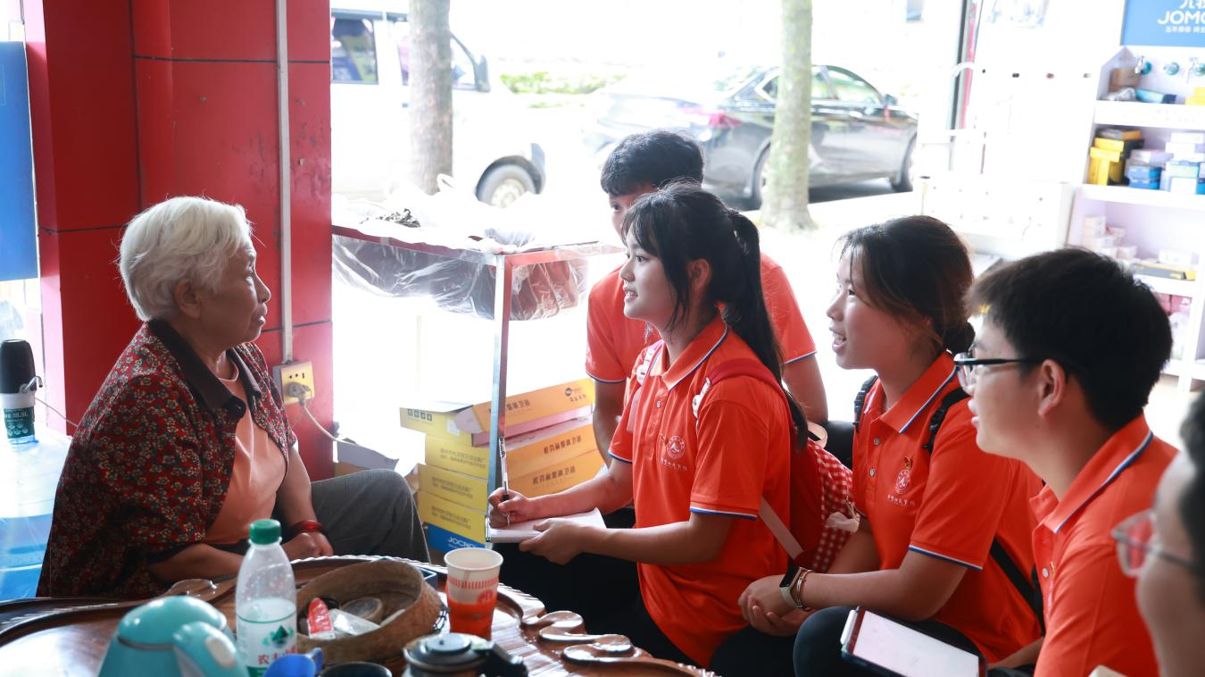 图为代娜在腾冲市滇滩镇开展宣讲活动（右一）.png