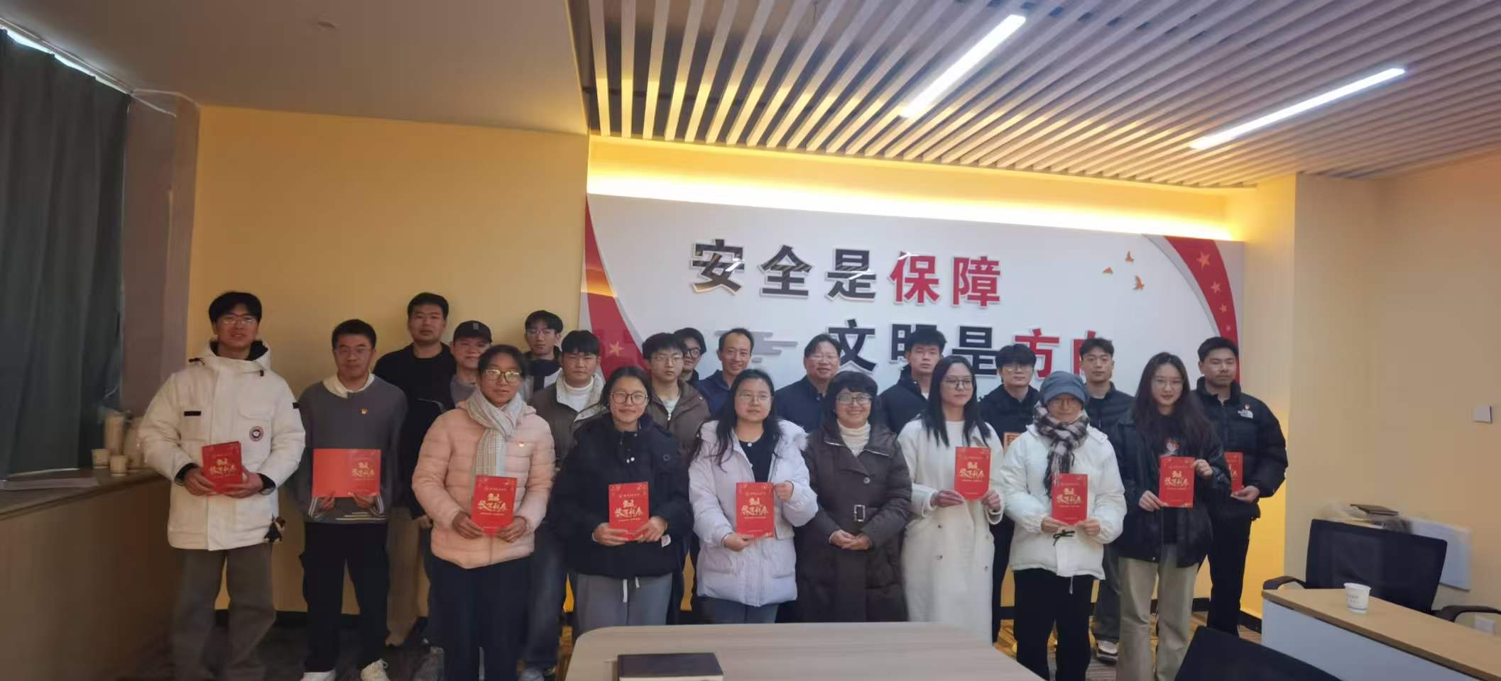 郭副看望困难学生党员1.jpg 郭副看望困难学生党员1.jpg