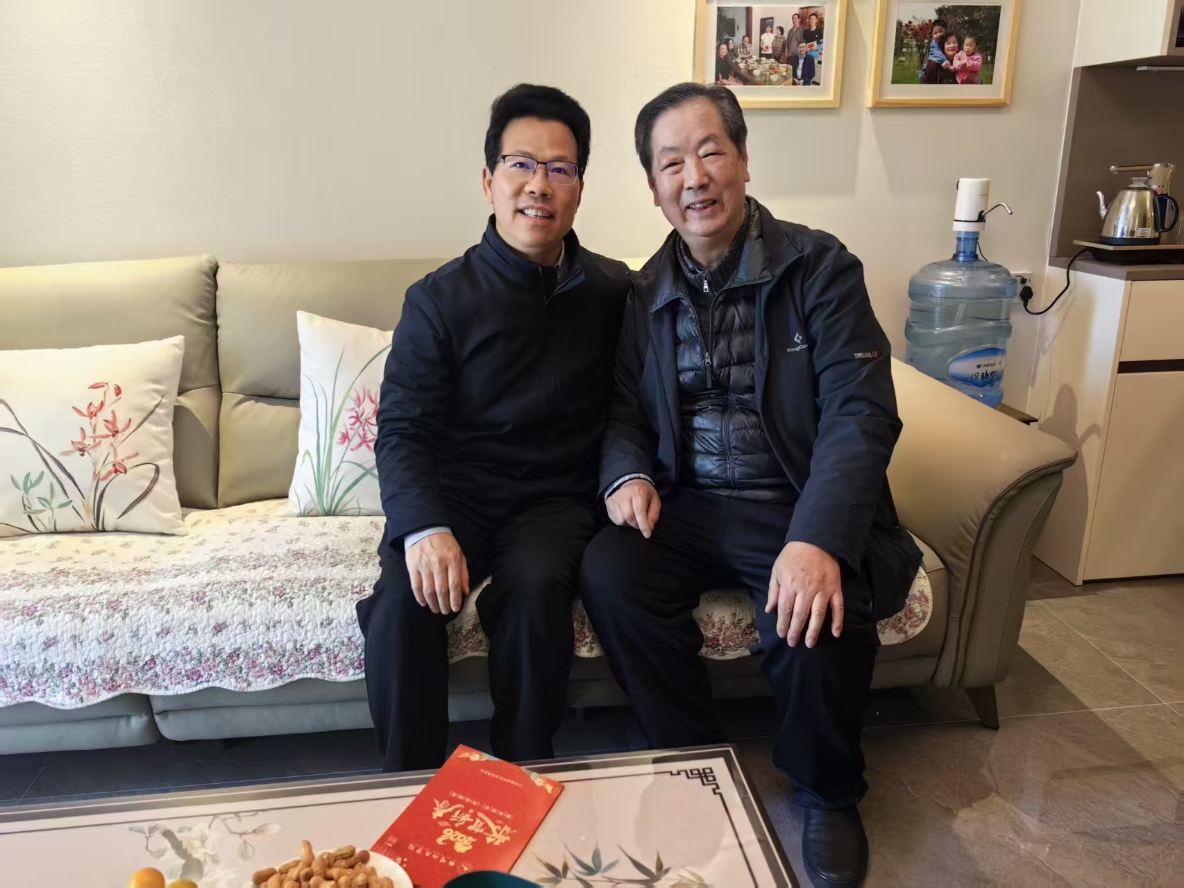 书记慰问1.jpg 书记慰问1.jpg