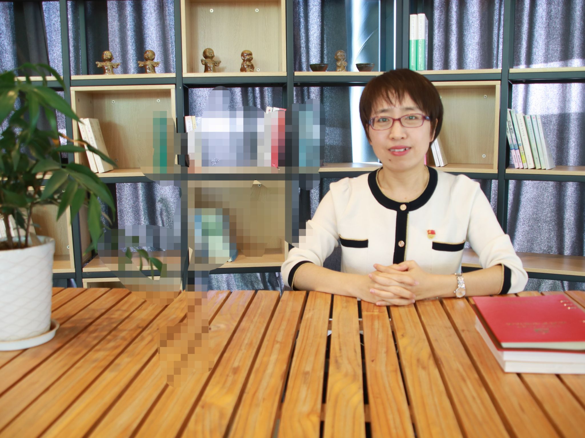 韩利红 办公照.jpg 韩利红 办公照.jpg